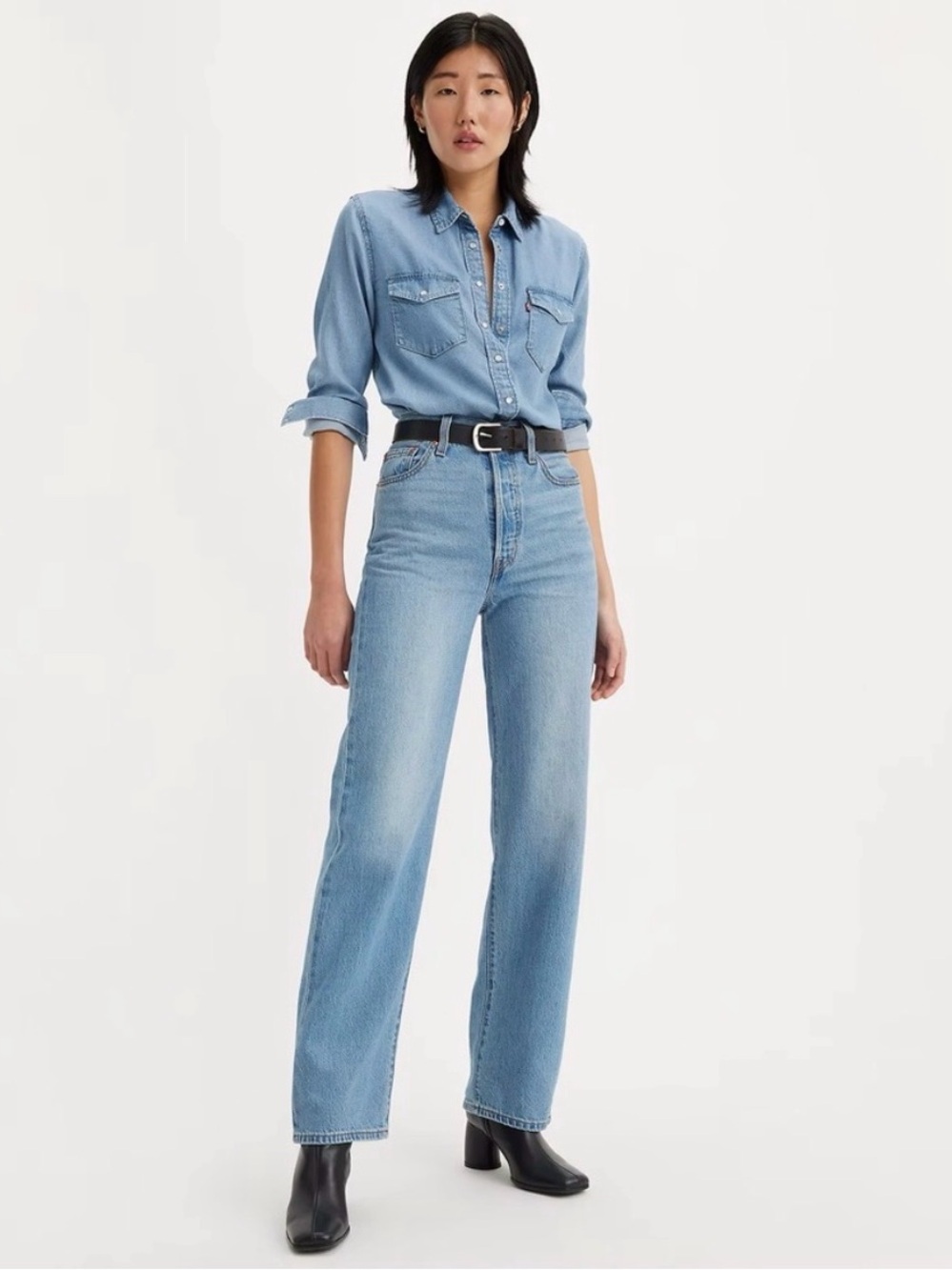 Women’s Levi’s Button Fly Rib Cage Straight Leg Jean Light Wash Size 31 US 12
